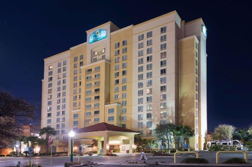 La Quinta Inn & Suites by Wyndham San Antonio Riverwalk image 1