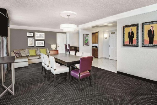 La Quinta Inn & Suites by Wyndham San Antonio Riverwalk image 10