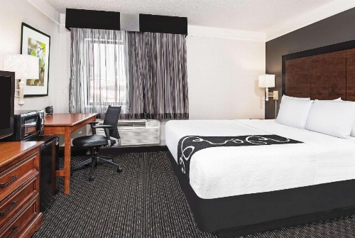 La Quinta Inn & Suites by Wyndham San Antonio Riverwalk image 31
