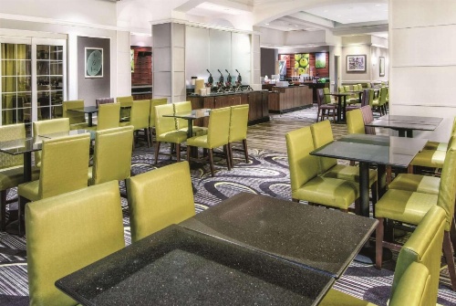 La Quinta Inn & Suites by Wyndham San Antonio Riverwalk image 9